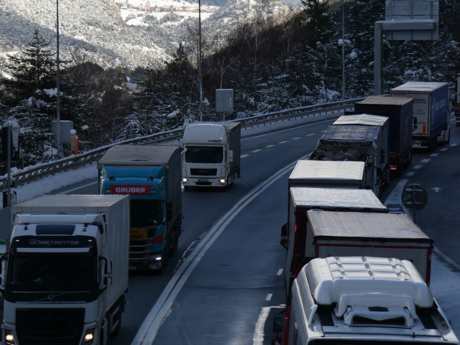 Code di Tir sul versante francese al tunnel del Fréjus, il 5 dicembre 2023 - Enrico Martial / Nos Alpes