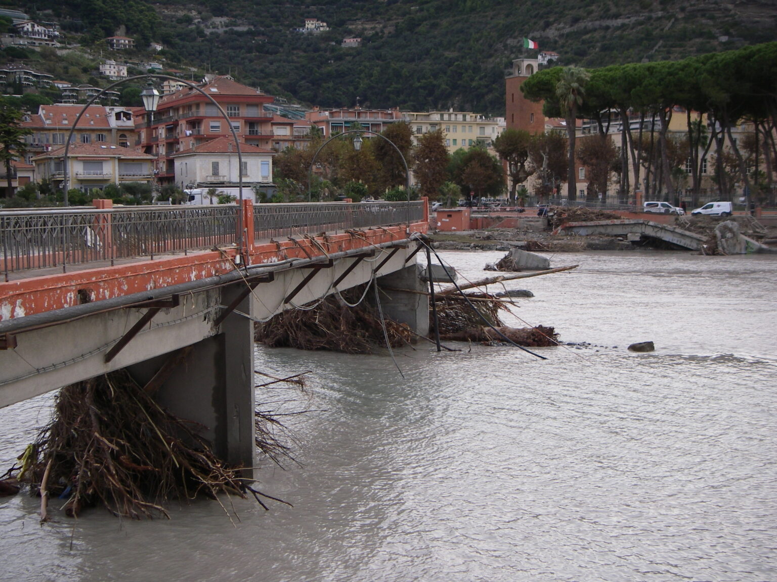 La vecchia passerella ciclo-pedonale sul Fiume Roja, La vieille passerelle cyclo-pédestre sur la Roja (CC-BY-SA 4.0)