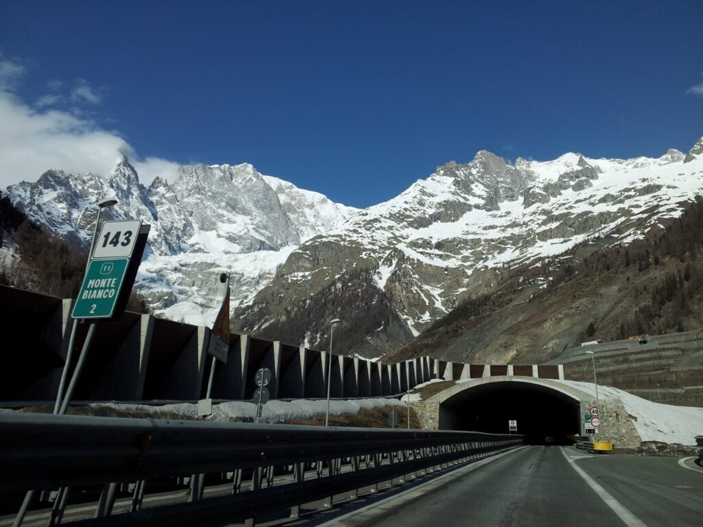 L’Autostrada A5 verso il Monte Bianco, L'Autoroute A5 en direction du Mont Blanc (Wikimedia Commons, adirricor, CC BY-SA 3.0)