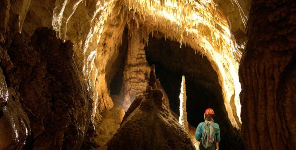 La Grotta di Bossea (fonte: sito ufficiale https://www.grottadibossea.com), La Grotte de Bossea (source: site web officiel https://www.grottadibossea.com)