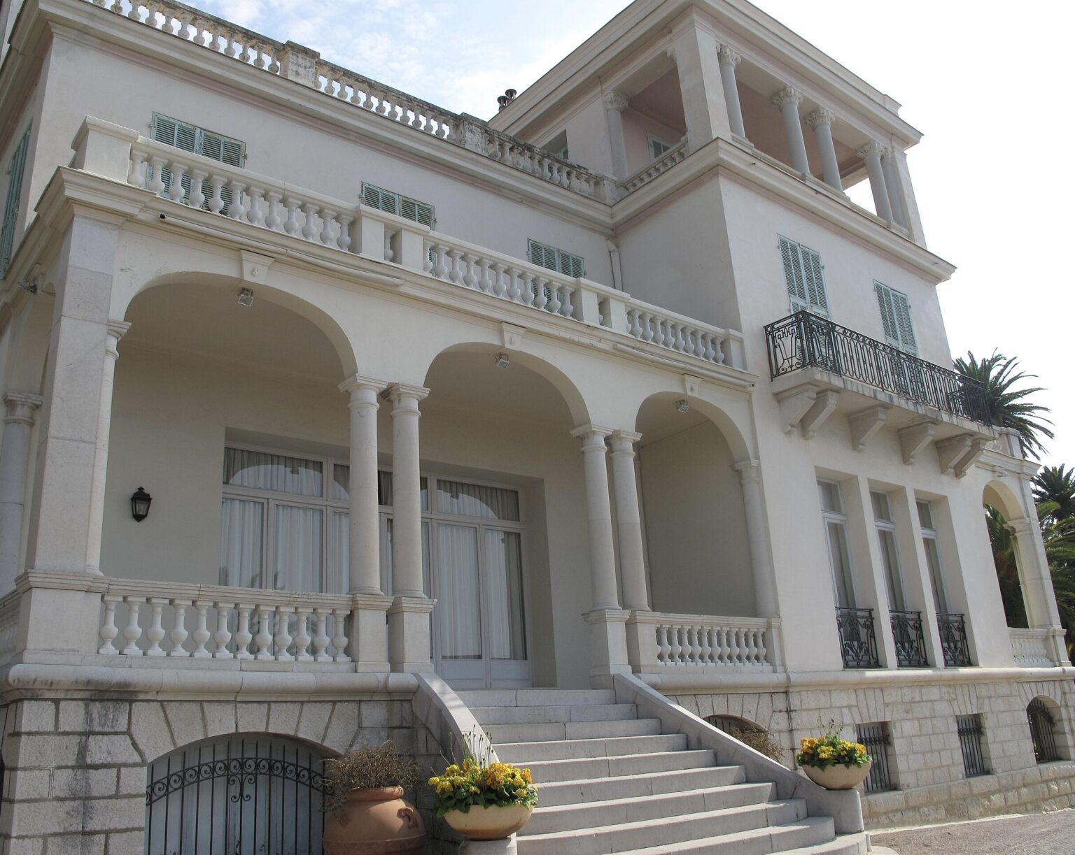 Villa Maria Serena di Mentone, sede della “Giornata della cooperazione italo-francese”; Villa Maria Serena de Menton, siège de la « Journée de la coopération franco-italienne » (fonte/source: Wikimedia Commons)