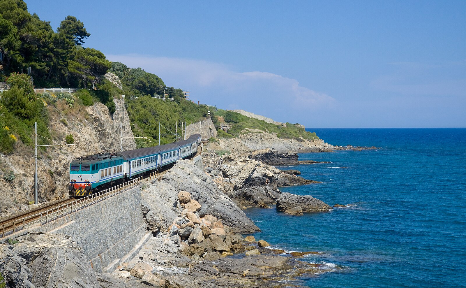 “Treni del mare”, « Trains de la mer » (fonte/source: Wikipedia Commons, CC BY-SA 3.0)