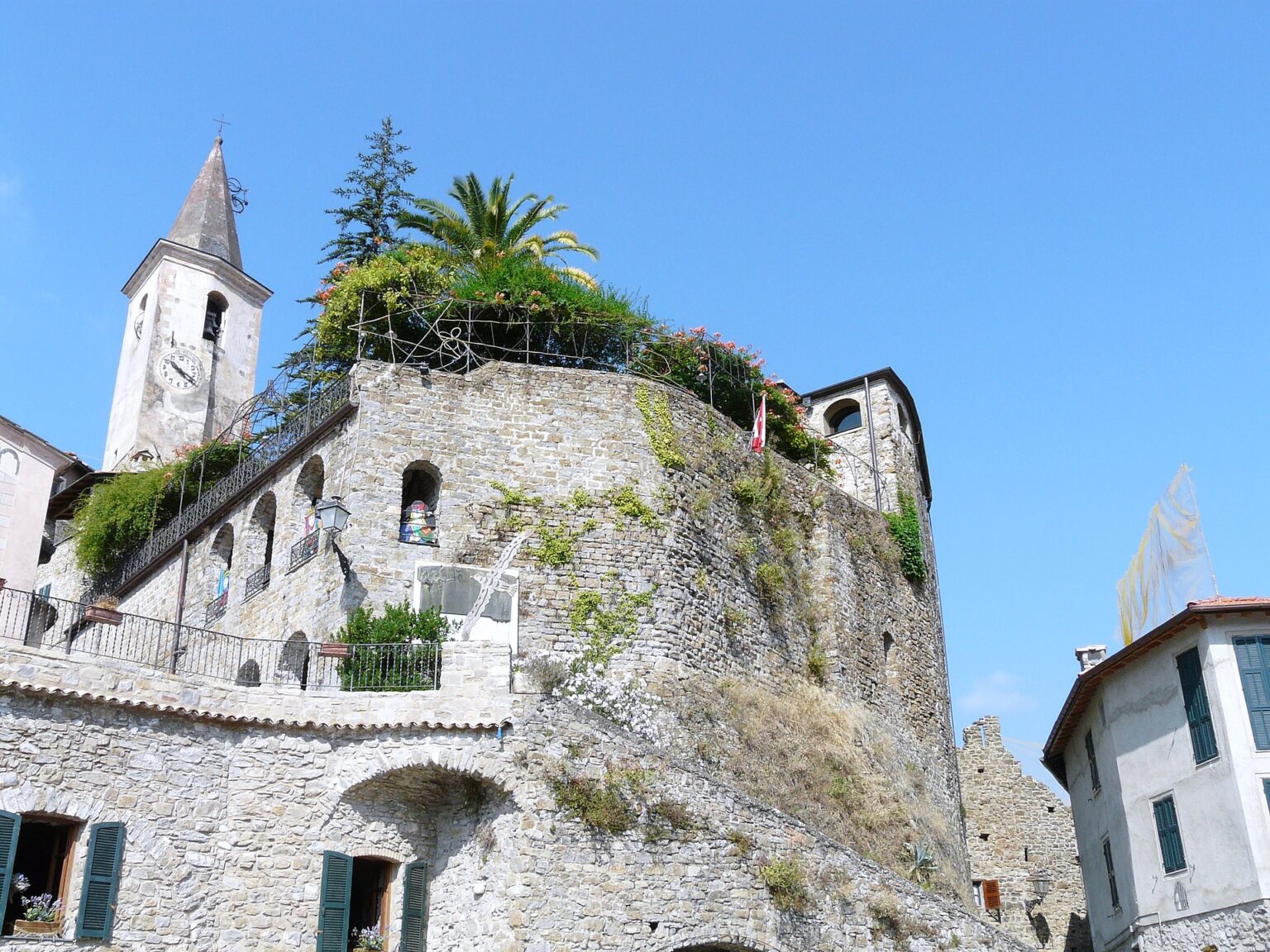 Castello della Lucertola, Apricale, Liguria dei fantasmi; Château du Lézard, Apricale, Ligurie des fantômes (fonte/source: Wikimedia Commons)