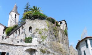 Castello della Lucertola, Apricale, Liguria dei fantasmi; Château du Lézard, Apricale, Ligurie des fantômes (fonte/source: Wikimedia Commons)
