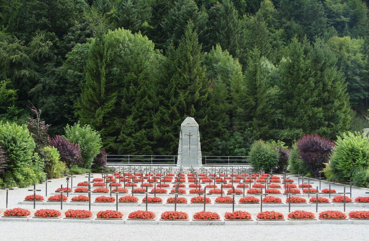 La necropoli di Glières, sede della visita di Emmanuel Macron per l’80° anniversario della Liberazione di Francia; La nécropole de Glières, siège de la visite d’Emmanuel Macron pour l’80ème anniversaire de la Libération de France