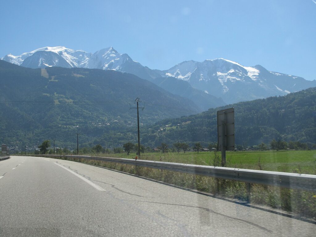 La Route Blanche, sede del test della ricarica in movimento promossa da ATMB; La Route Blanche, siège du test de recharge en mouvement promu par ATMB (fonte/source: Wikimedia Commons)