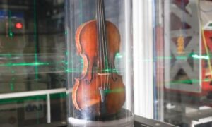 Violino “Cannone” di Niccolò Paganini, Violon « Cannone » de Niccolò Paganini (fonte/source: ufficio stampa Comune di Genova)