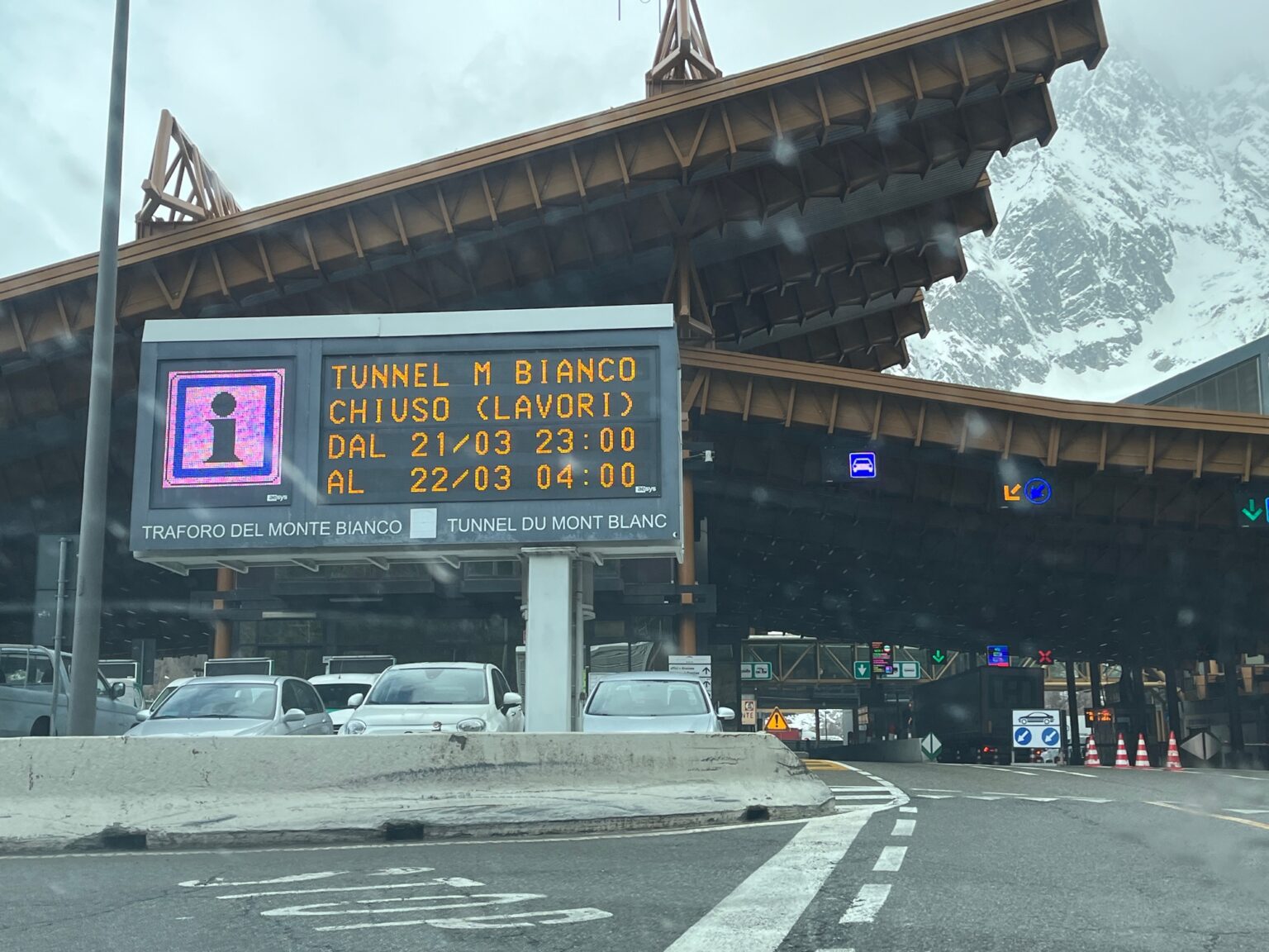 Traforo del Monte Bianco mezzi pesanti, Tunnel du Mont-Blanc poids lourds (Giorgia Gambino, Nos Alpes)