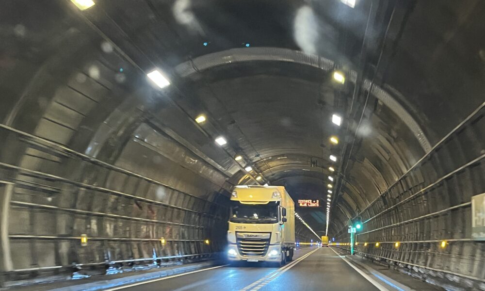 Traforo del Monte Bianco mezzi pesanti, Tunnel du Mont-Blanc poids lourds (Giorgia Gambino, Nos Alpes)