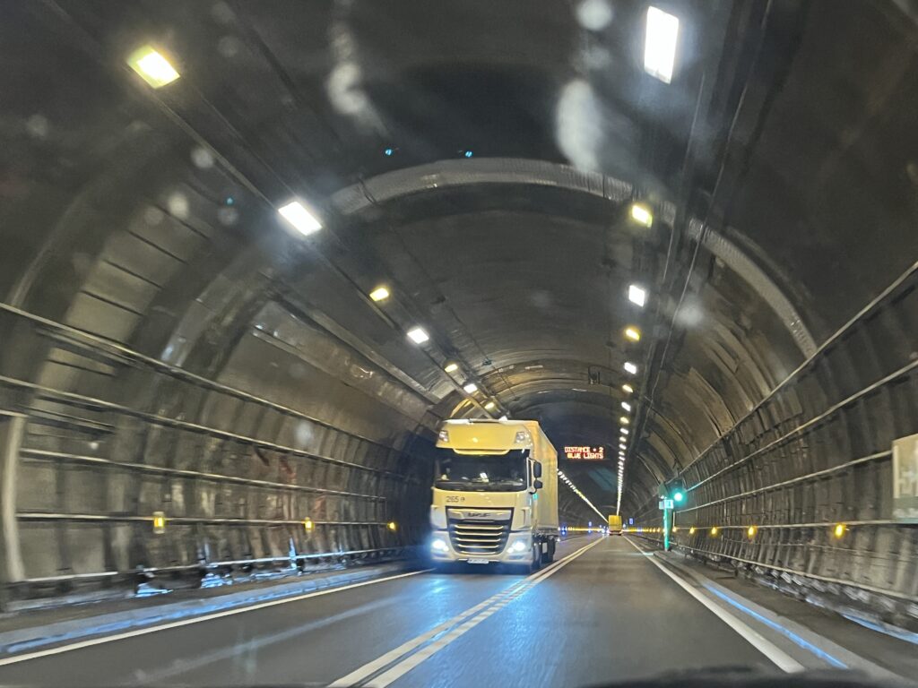 Traforo del Monte Bianco mezzi pesanti, Tunnel du Mont-Blanc poids lourds (Giorgia Gambino, Nos Alpes)