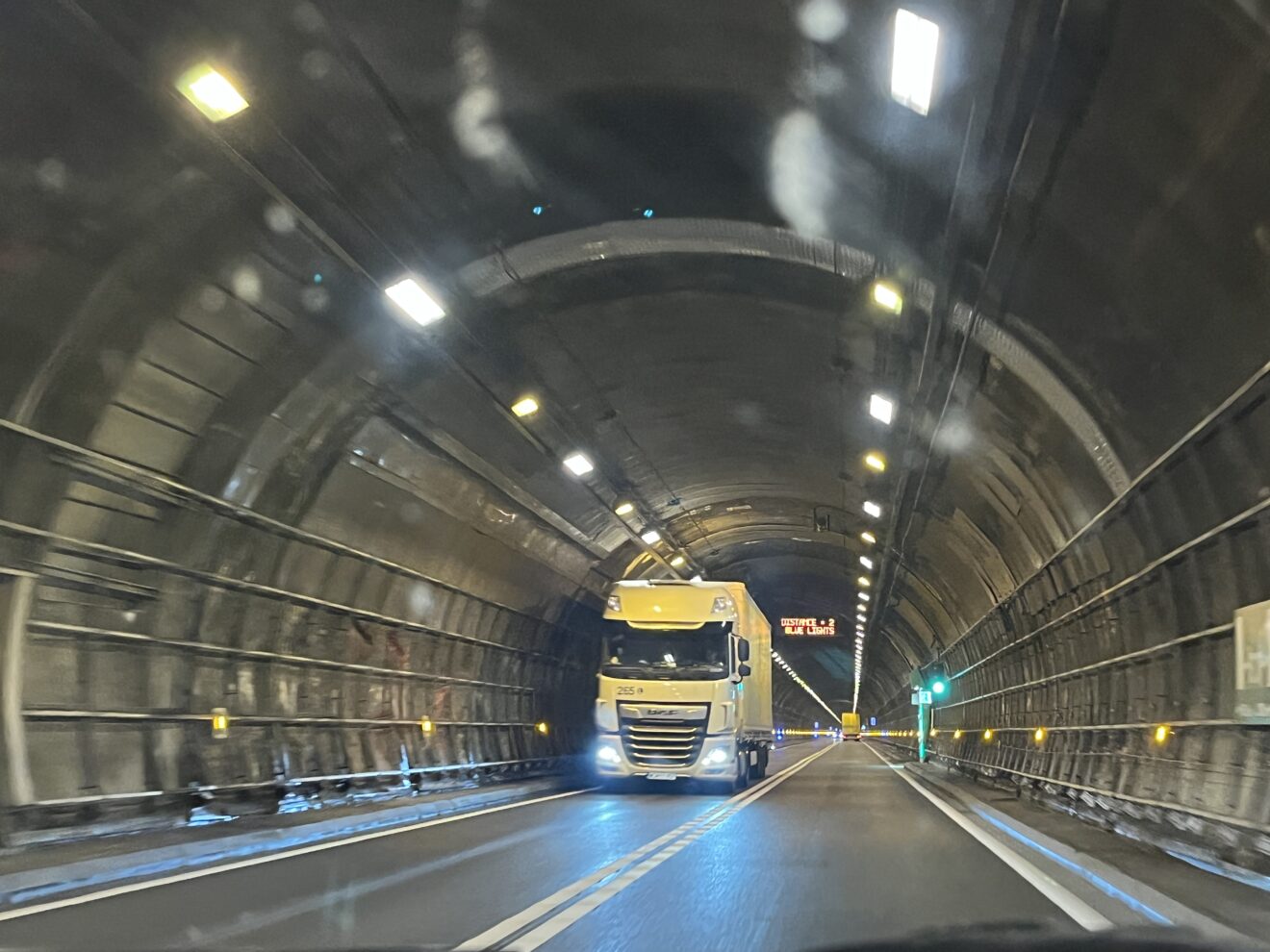 Traforo del Monte Bianco mezzi pesanti, Tunnel du Mont-Blanc poids lourds (Giorgia Gambino, Nos Alpes)