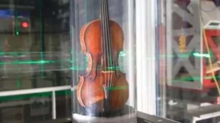 Violino “Cannone” di Niccolò Paganini, Violon « Cannone » de Niccolò Paganini (fonte/source: ufficio stampa Comune di Genova)