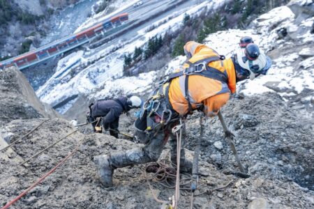 La ferrovia del Fréjus riaprirà a dicembre? Travaux sur la falaise de La Praz, sur la ligne ferroviarie du Fréjus - (c) vuedici Département de la Savoie
