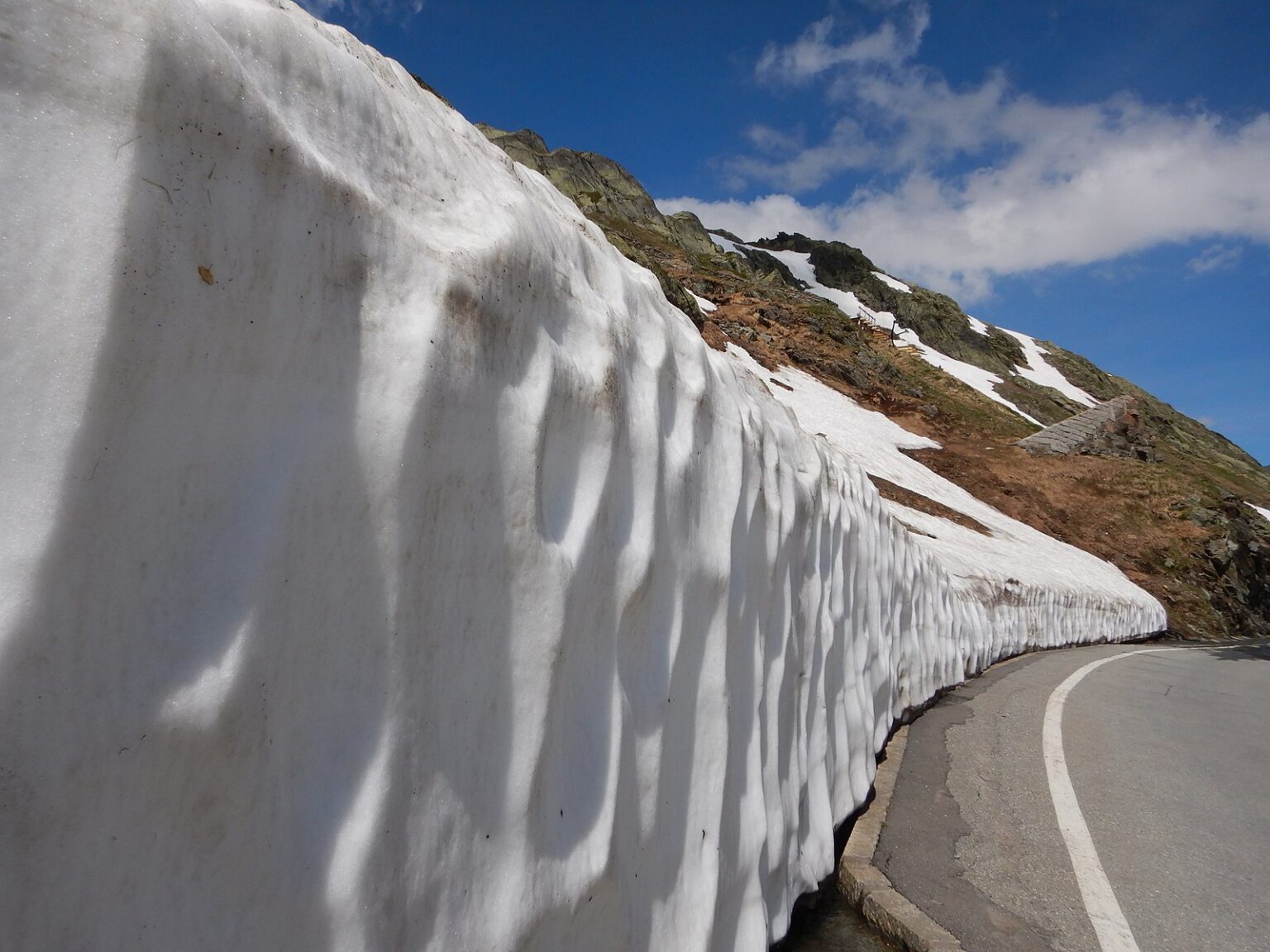 Riapertura Colle del Gran San Bernardo, Réouverture Col du Gran-Saint-Bernard (fonte/source: Wikimedia Commons, Enricotribologo, CC BY-SA 4.0)