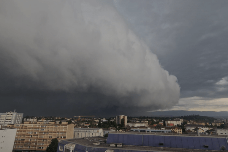 Front orageux sur Renens le 22 juin 2024, en Valais (photo crowdsoursing@meteosuisse-app)