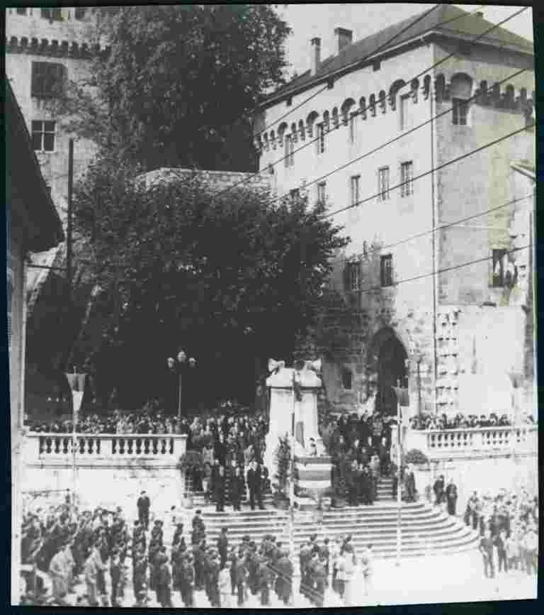 Troupes Et Foule Devant Le Chateau Des Ducs De Savoie A Chambery 24 Septembre 1944. Credit Archives Departementales De La Savoie 01 1