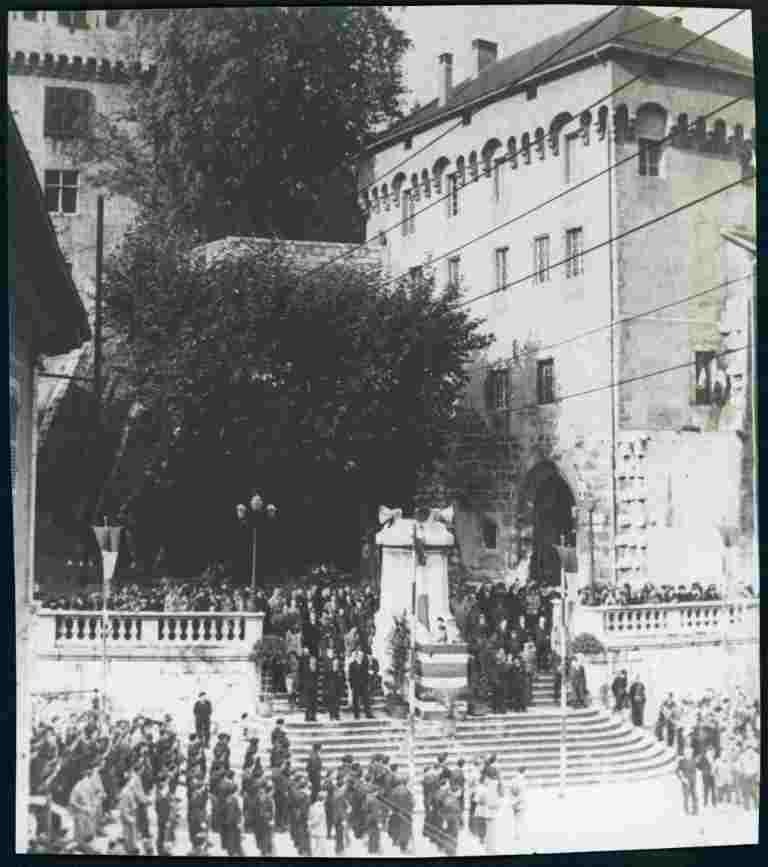 Troupes et foule devant le Chateau des Ducs De Savoie Aà Chambéry le 24 septembre 1944. Crédit Archives Départementales de la Savoie