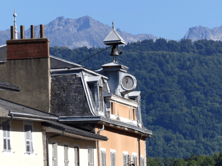 Cloche et Horloge du Musée Historique de Montmélian, ville du Tour de France (cc By Sa Wiki)