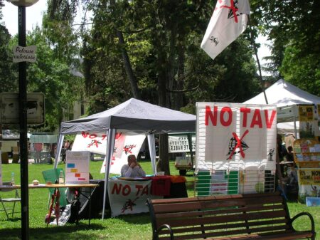 Uno stand dei No Tav a Chambéry nel 2015 (CC BY SA Patafisik Wiki)