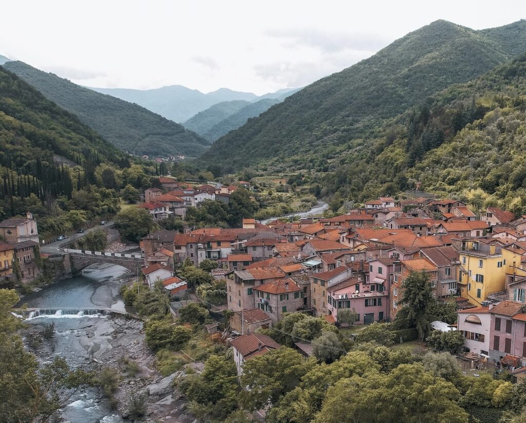 Vessalico, Antiche vie del sale in Liguria e in Piemonte, Vessalico, Anciennes routes du sel en Ligurie et en Piémont (fonte/source: Facebook, associazione Antiche vie del sale)