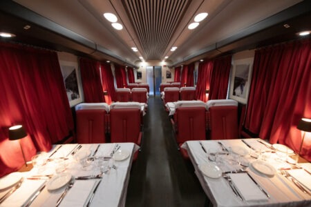 Le train entre Milan, Sanremo et Nice au mois d’août, mais touristique Interno ristorante in vista del prossimo Treno Milano Nizza (foto Stampa Gruppo Fs Treni Turistici Italiani)