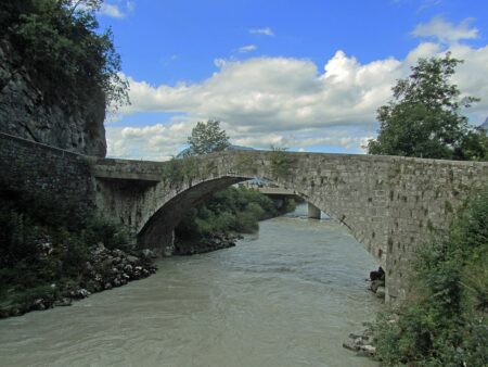 Al termine del restauro, si inaugura il Pont Vieux di Cluses, in Alta Savoia, il 31 luglio Pont Vieux de Cluses (cc By Sa 3.0 Wiki)