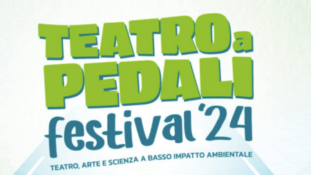 Il teatro in bici e in giro per il Piemonte La locandina dell'edizione 2024 del Teatro a Pedali Festival; l'affiche de l'édition 2024 du festival Teatro a Pedali (credits: teatroapedali.it/)