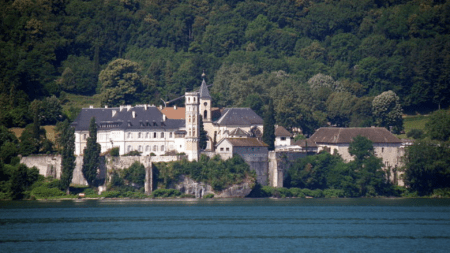 Hautecombe, les mille vies d’une abbaye Abbaye d'Hautecombe (credits : commons.wikimedia)