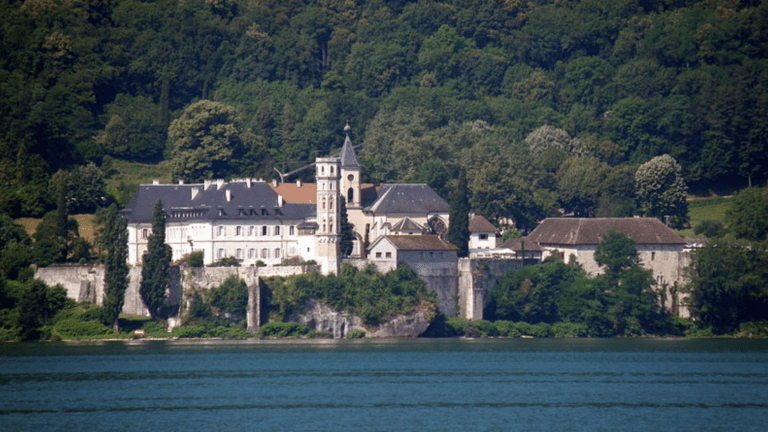 Abbaye d'Hautecombe (credits : commons.wikimedia)