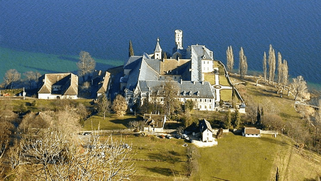 Abbaye d'Hautecombe (credits : commons.wikimedia)