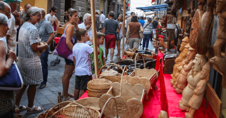 Un'edizione passata della Foire d'été, ad Aosta; Une ancienne édition de la Foire d'été, à Aoste (credits: lovevda.it)