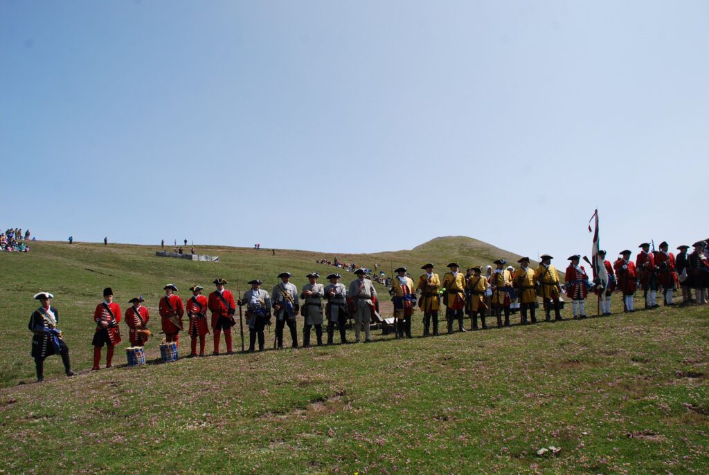 Un momento della rievocazione della battaglia del 1747 al Colle dell'Assietta; Un moment de la reconstitution de la bataille de 1747 au col d'Assietta (credits : Città metropolitana di Torino)