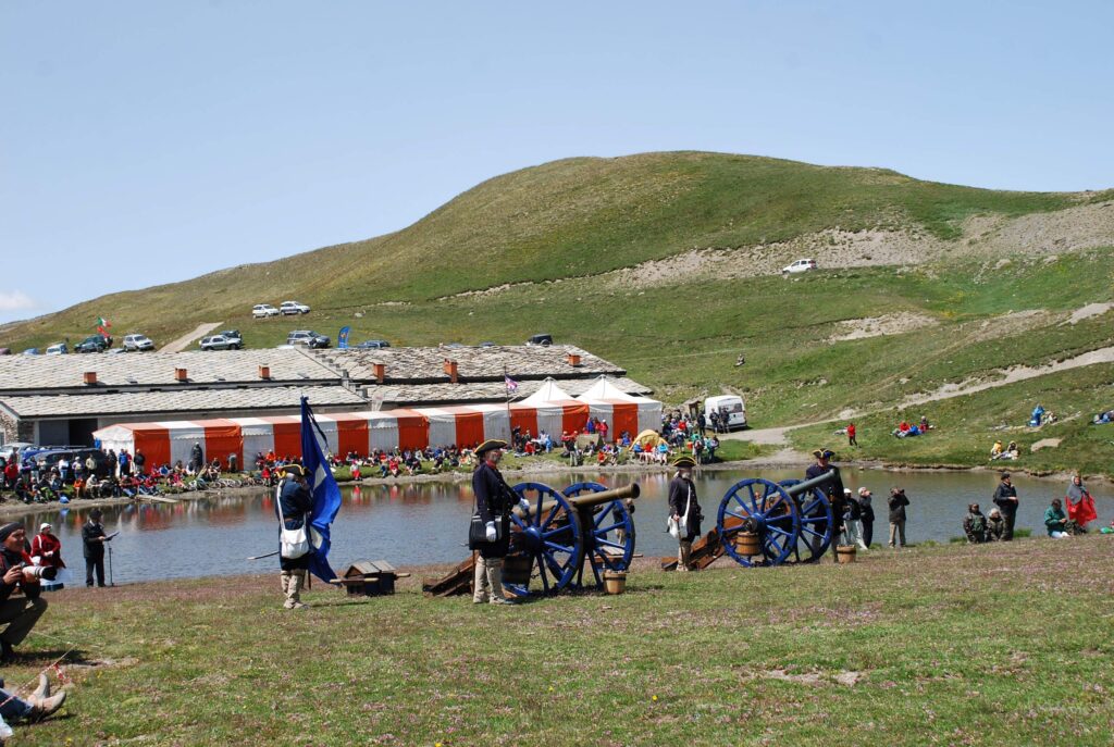 Un momento della rievocazione della battaglia del 1747 al Colle dell'Assietta; Un moment de la reconstitution de la bataille de 1747 au col d'Assietta (credits : Città metropolitana di Torino)