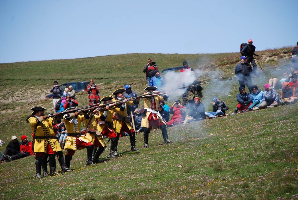 Un momento della rievocazione della battaglia del 1747 al Colle dell'Assietta; Un moment de la reconstitution de la bataille de 1747 au col d'Assietta (credits : Città metropolitana di Torino)