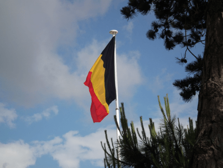 Le sette zone sanitarie transfrontaliere tra Francia e Belgio /4 Drapeau belge à Royan (CC BY-SA 3.0 Cobber17)