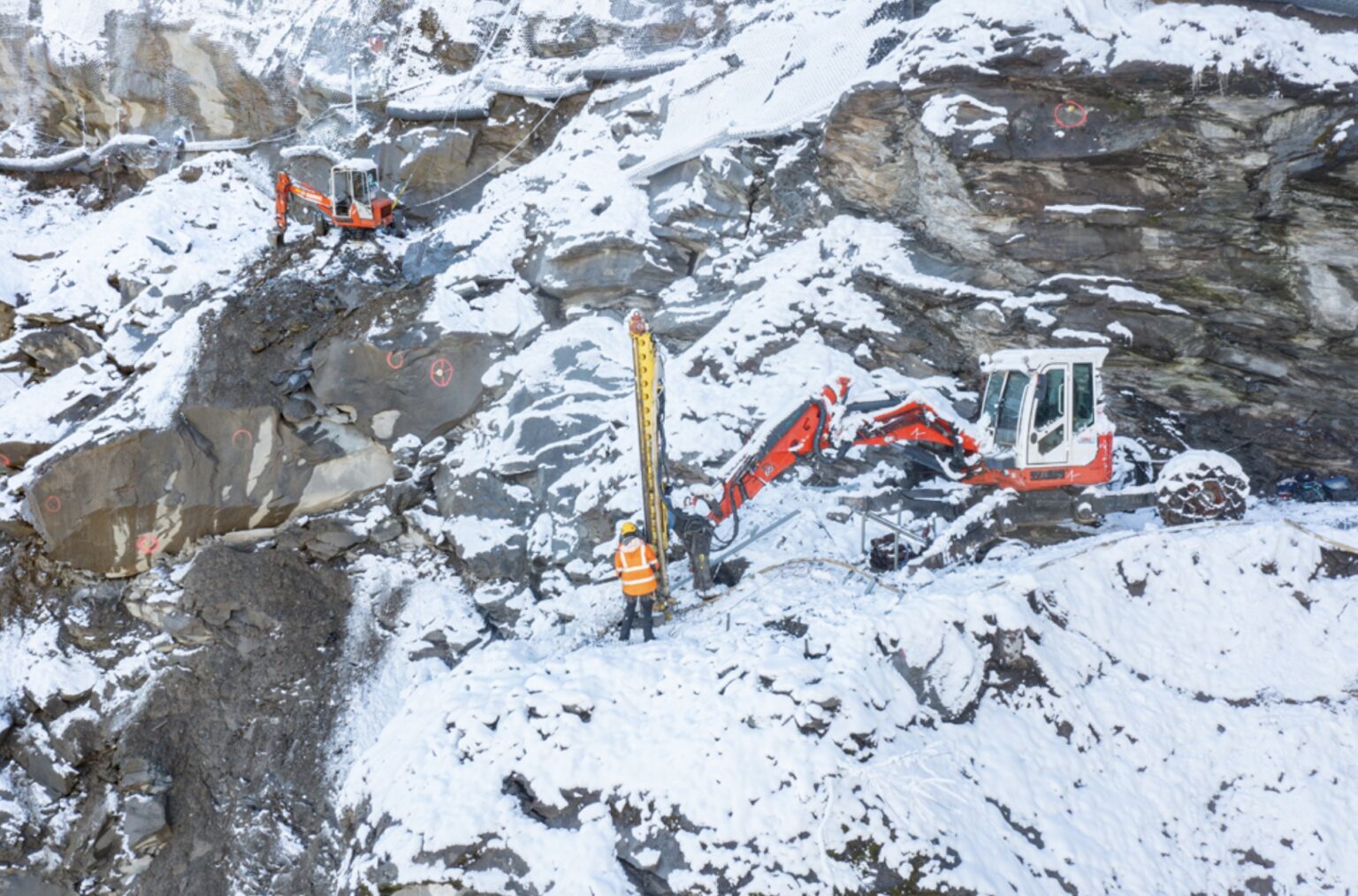 Les travaux en hiver sur la falaise à La Praz, en Maurienne - I lavori invernali sul versante a La Praz, in Maurienne (c) Vuedici -Département de la Savoie