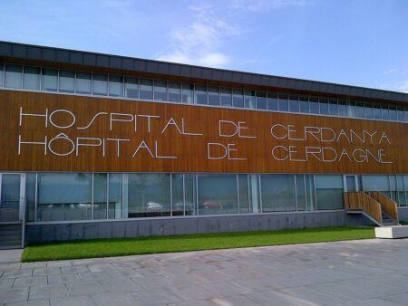 Soluzioni transfrontaliere per problemi sanitari specifici di territorio /2 Hospital de Cerdanya en 2015 (CC BY SA Castellbo Wiki)