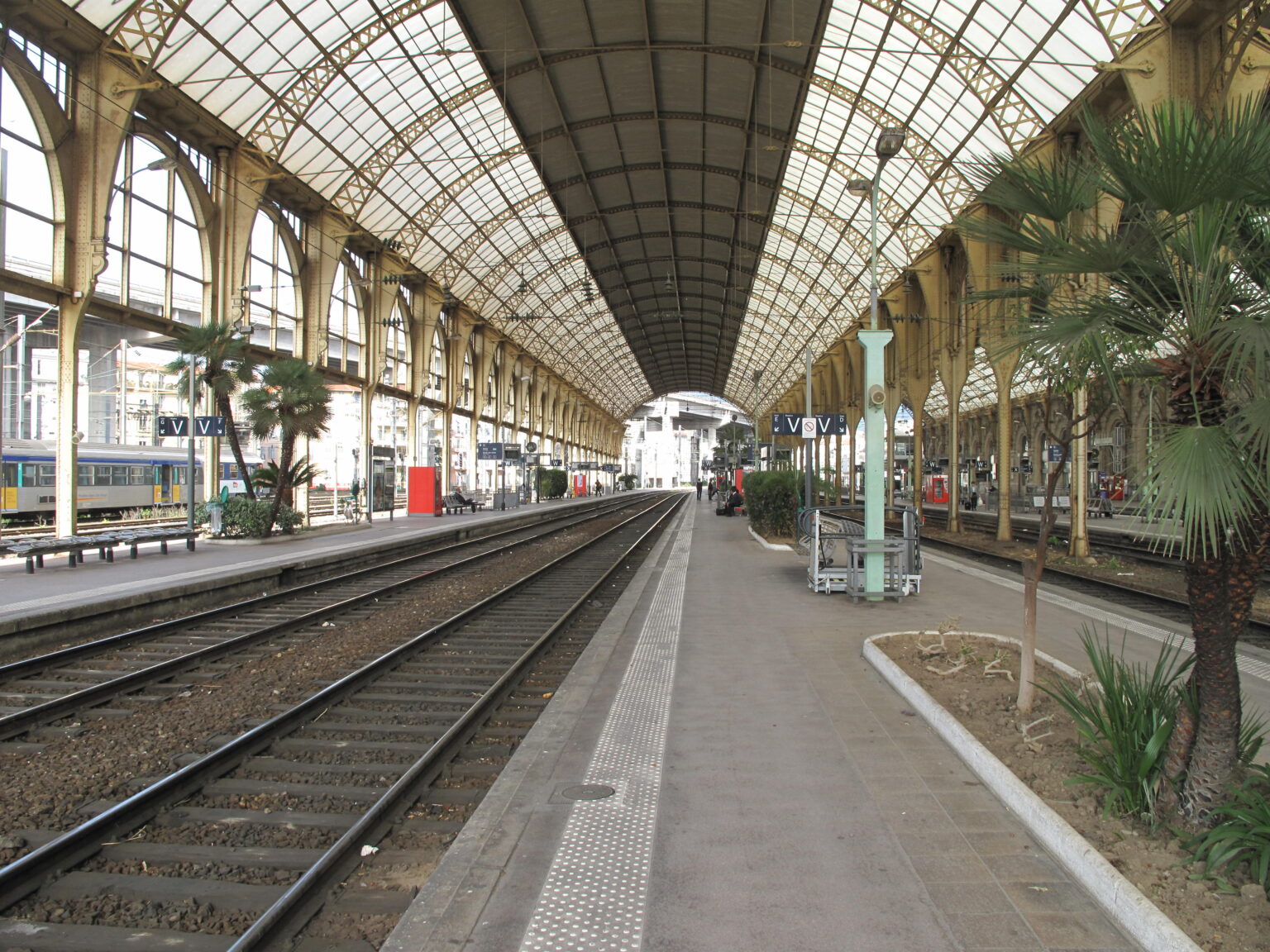 L’Espresso Riviera, il treno tra Milano e Nizza; L’Espresso Riviera, le train entre Milan et Nice