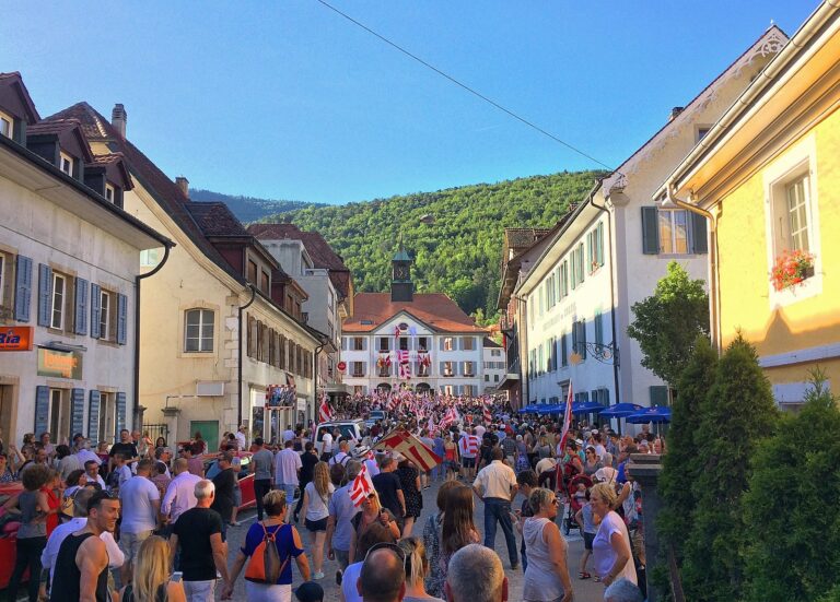 A Moutier corteo dei pro Giura dopo il referendum del 18 giugno del 2017; À Moutier le cortège pro-Jura après la votation du 18 juin 2017 (fonte/source: Wikimedia Commons, Jérémy Toma, CC BY-SA 4.0)