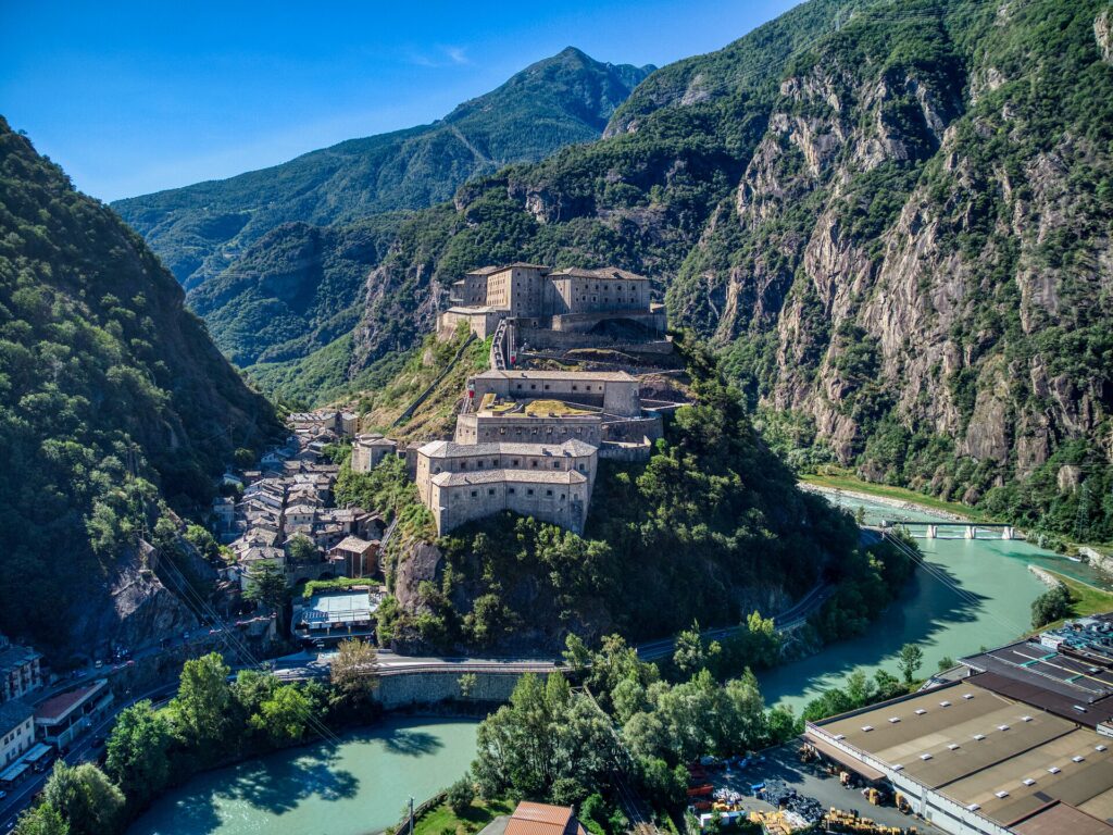 Le bourg et le Fort de Bard (source: Wikimedia Commons, Hag Agnon Sin, CC BY-SA 4.0)