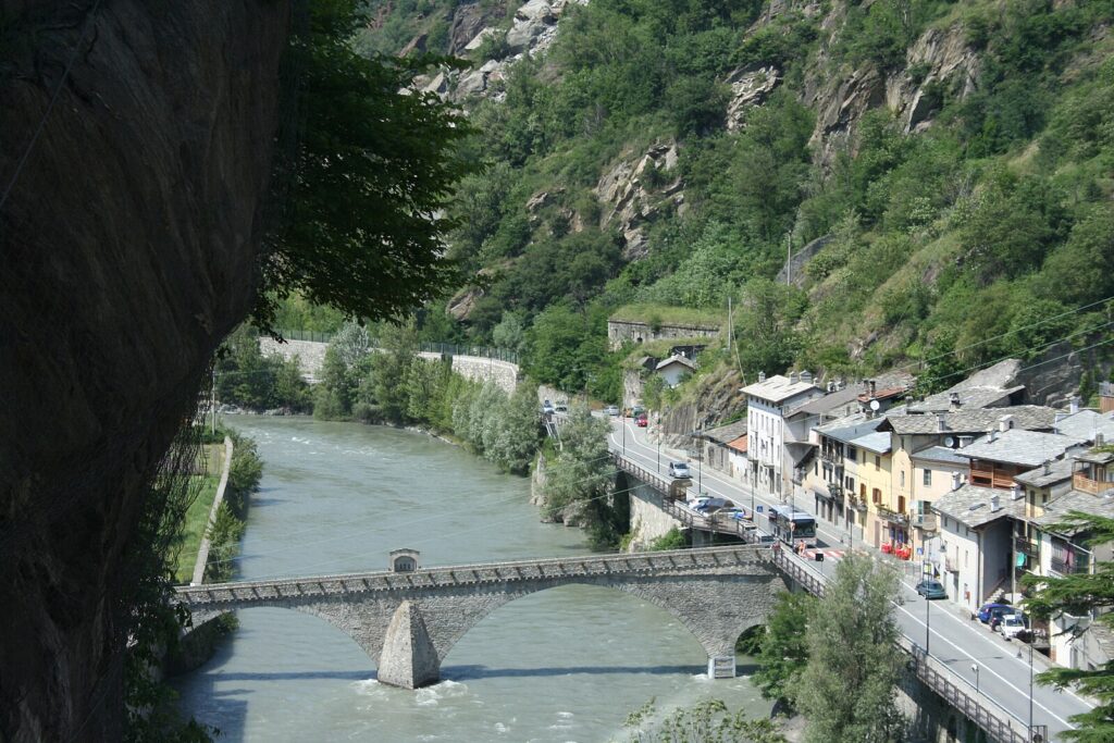 Le bourg de Bard (source: Wikimedia Commons, b.roveran, CC BY-SA 2.0)