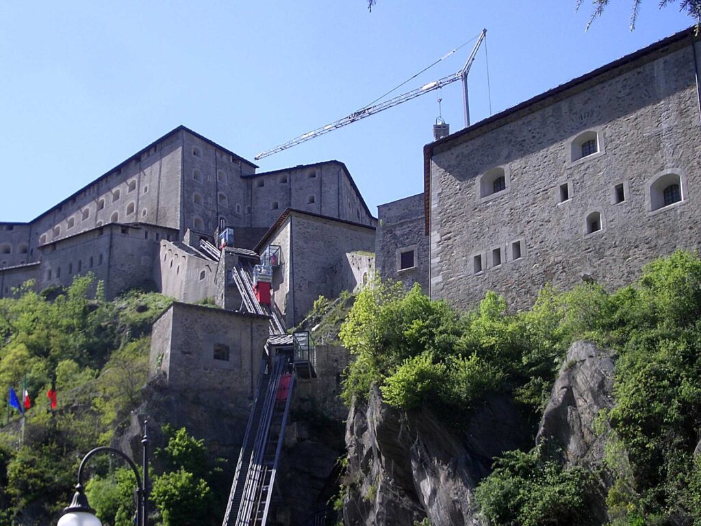 Forte di Bard, l'ascensore diagonale (c) CC BY-SA 3.0 Laurom Wikimedia Commons