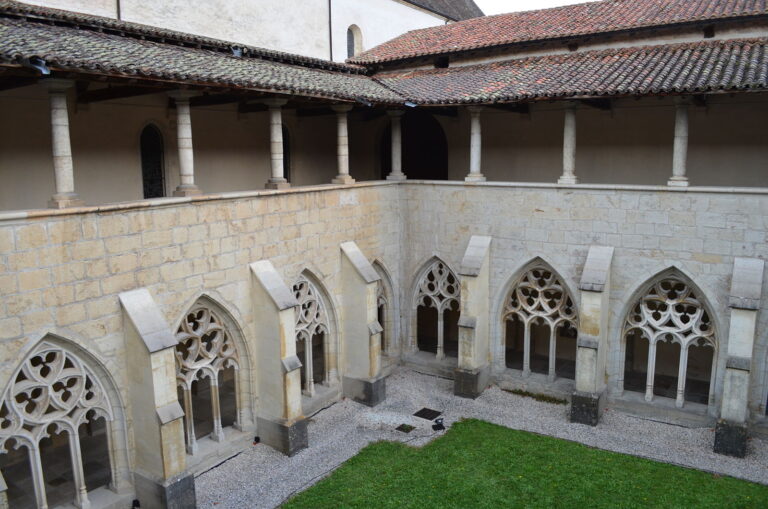 L’Abbazia di Ambronay, sede principale del Festival di musica antica di Ambronay, L’Abbaye d'Ambronay, siège principal du Festival de musique ancienne d'Ambronay (fonte/source: Wikimedia Commons, CC BY-SA 1.0)