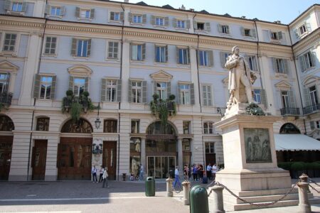 Monumento a Gioberti in piazza Carignano (CC BY SA wiki)