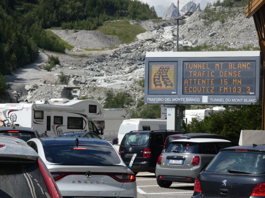 Traffico al traforo del Monte Bianco - Traffic au Tunnel du Mont-Blanc en été 2024 (c) Nos Alpes Enrico Martial