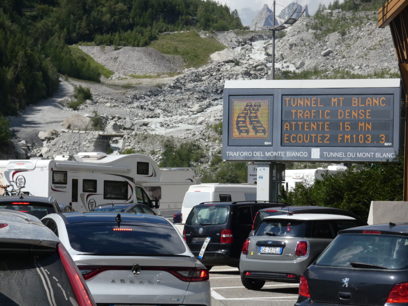 Traffico al traforo del Monte Bianco - Traffic au Tunnel du Mont-Blanc en été 2024 (c) Nos Alpes Enrico Martial