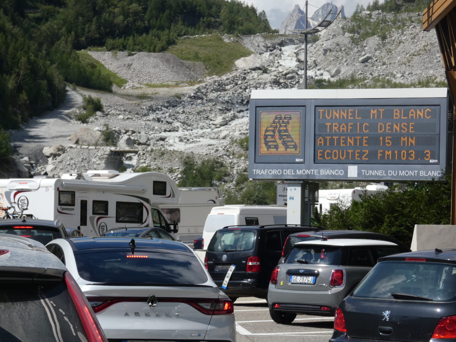 Traffico al traforo del Monte Bianco - Traffic au Tunnel du Mont-Blanc en été 2024 (c) Nos Alpes Enrico Martial