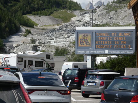 Traffico al traforo del Monte Bianco - Traffic au Tunnel du Mont-Blanc en été 2024 (c) Nos Alpes Enrico Martial