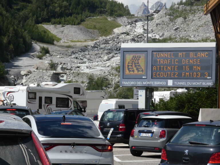 Traffico al traforo del Monte Bianco - Traffic au Tunnel du Mont-Blanc en été 2024 (c) Nos Alpes Enrico Martial