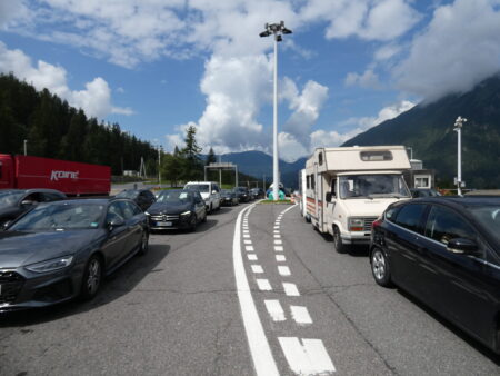 Traforo Monte Bianco: weekend di traffico verso la Francia Traffic au Tunnel du Mont-Blanc - Traffico al Traforo del Monte Bianco (c) Nos Alpes Enrico Martial